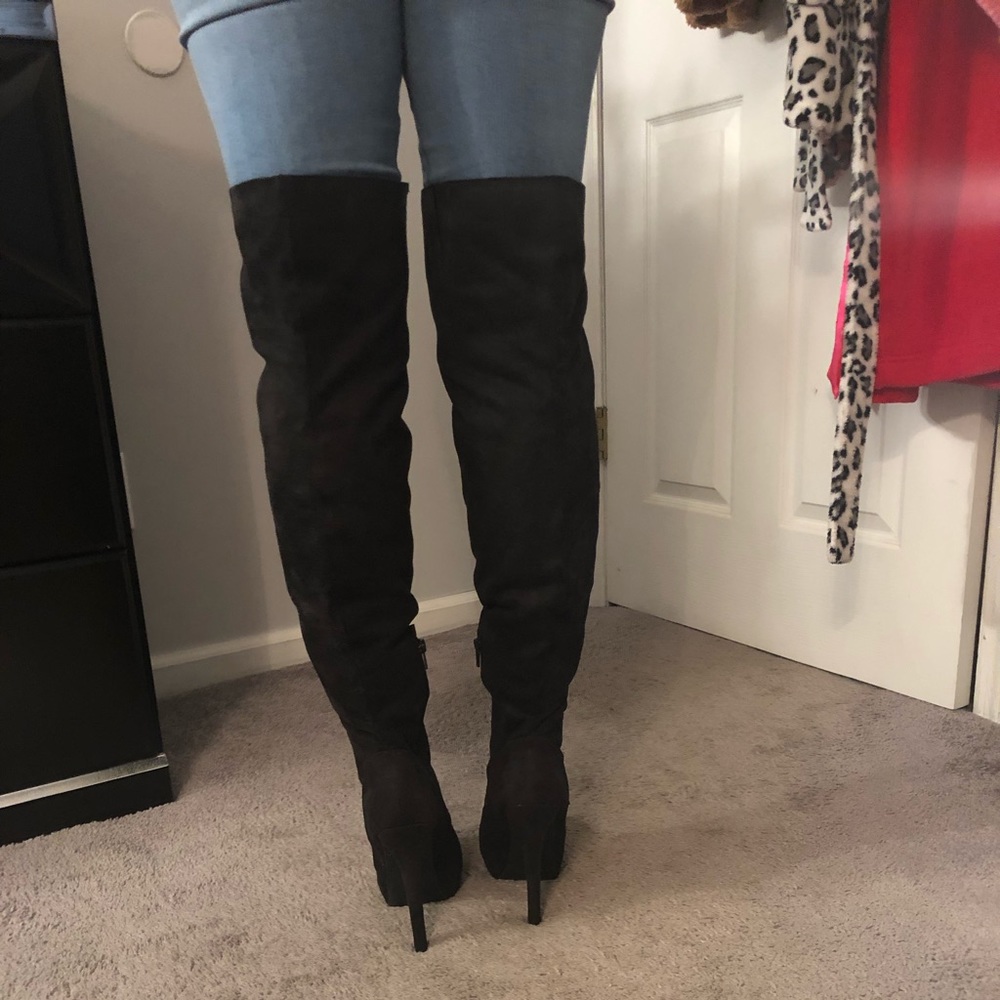 Black thigh high heeled boots - Picture 4 of 4